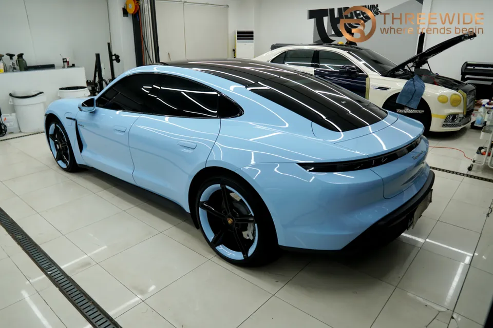 Porsche Taycanのカーラッピング事例｜費用目安・仕上がり 写真