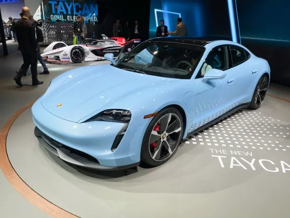 Porsche Taycanのカーラッピング事例|費用目安・仕上がり 施工写真 1-1