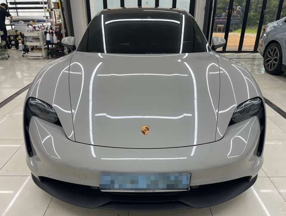 Porsche Taycanのカーラッピング事例|費用目安・仕上がり 施工写真 2-1
