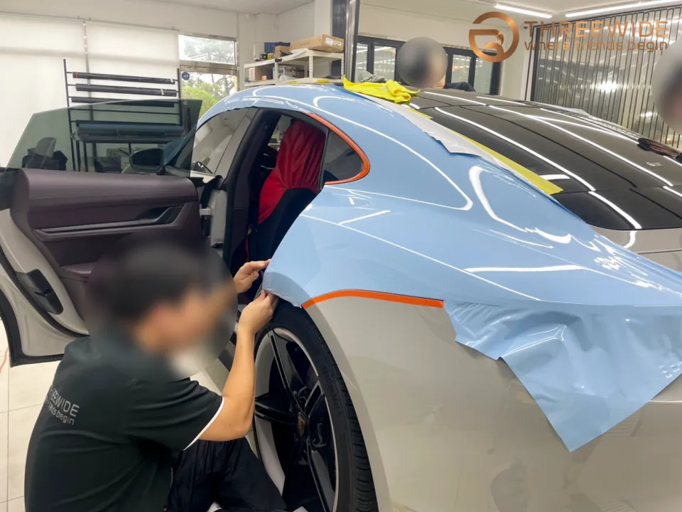 Porsche Taycanのカーラッピング事例|費用目安・仕上がり 施工写真 3-2