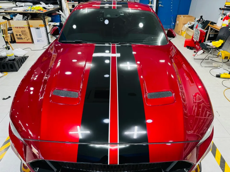 Ford Mustangのカーラッピング事例|バイパーラインで個性を演出 施工写真 2-3
