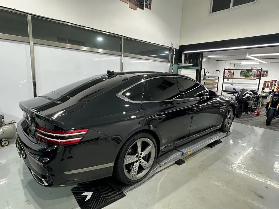 Genesis G80のカーラッピング事例｜ホワイト高光沢で新車のような輝き 施工写真 2-1