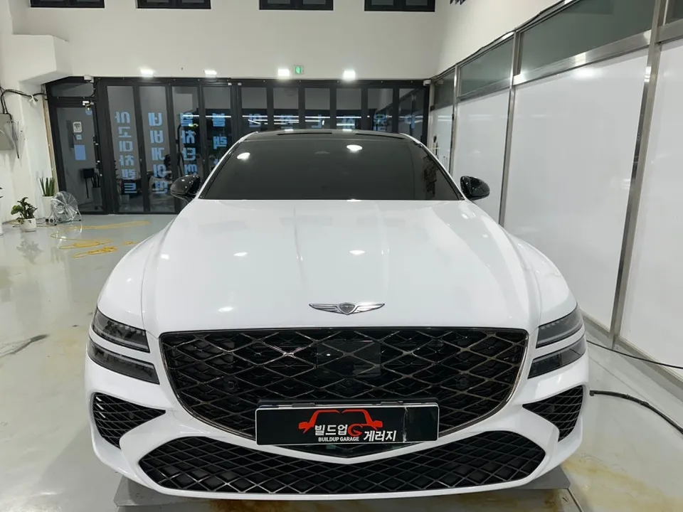 Genesis G80のカーラッピング事例｜ホワイト高光沢で新車のような輝き 施工写真 3-2