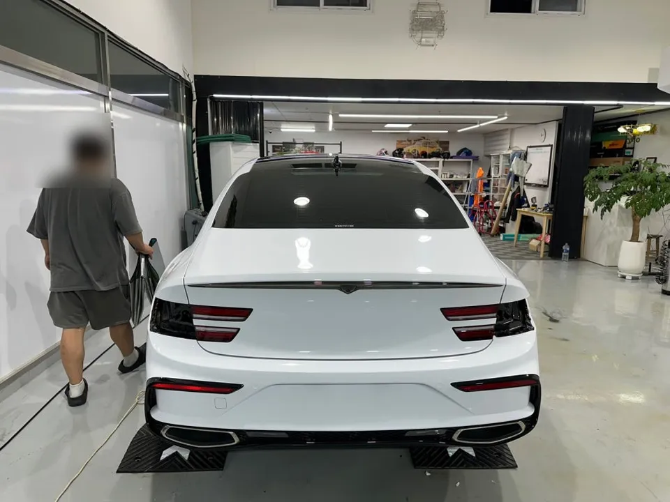 Genesis G80のカーラッピング事例｜ホワイト高光沢で新車のような輝き 施工写真 2-3