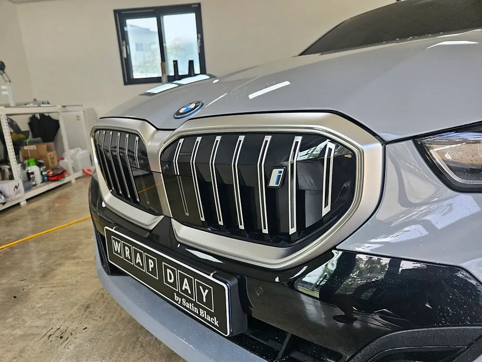 BMW i5 vinyl wrap - BMW i5 Vinyl Wrap Review: Iconic Glow Grille Chrome Delete photo 3