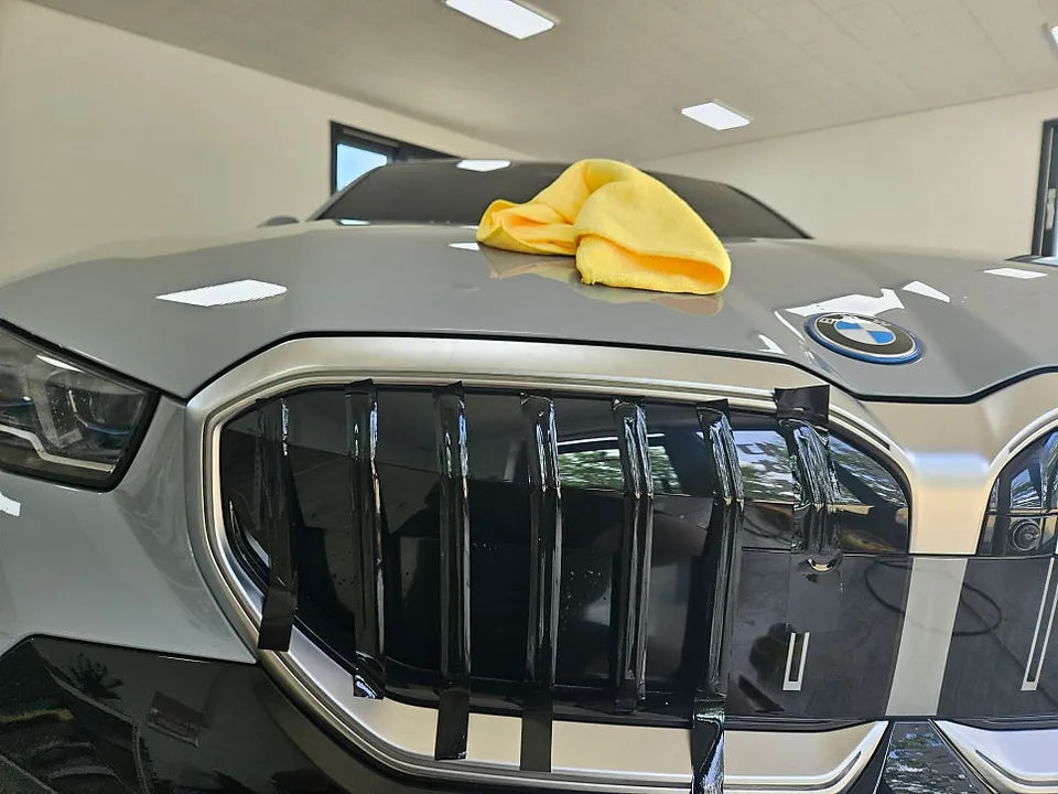 BMW i5 vinyl wrap - BMW i5 Vinyl Wrap Review: Iconic Glow Grille Chrome Delete photo 4