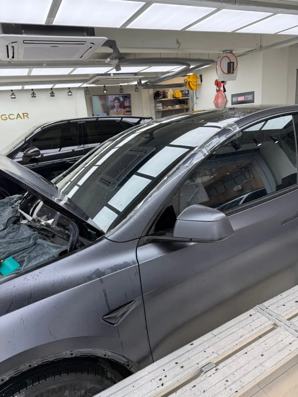Tesla Model YのPPF施工事例｜飛び石対策と仕上がり 施工写真 2-1