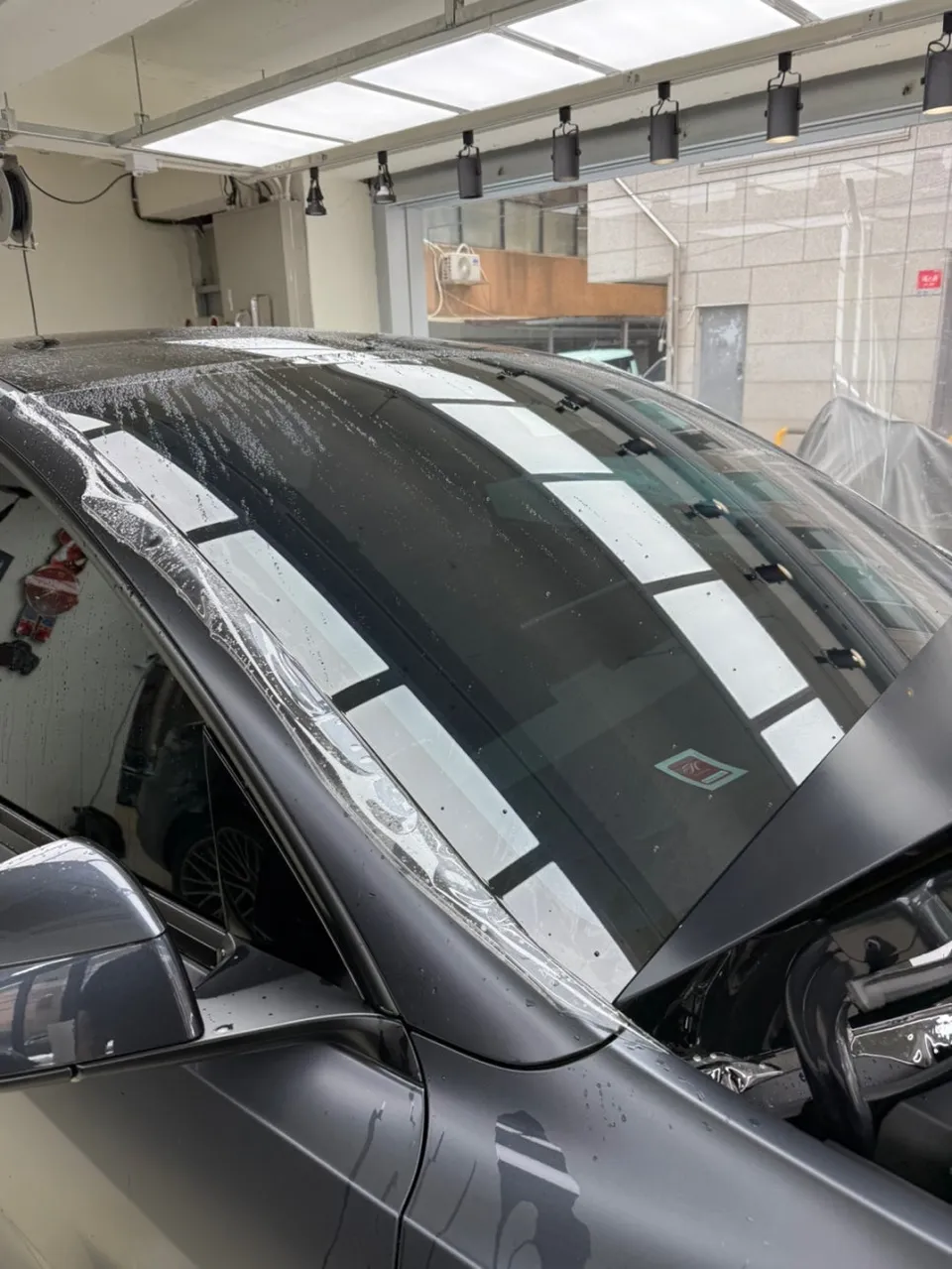 Tesla Model YのPPF施工事例｜飛び石対策と仕上がり 施工写真 3-1