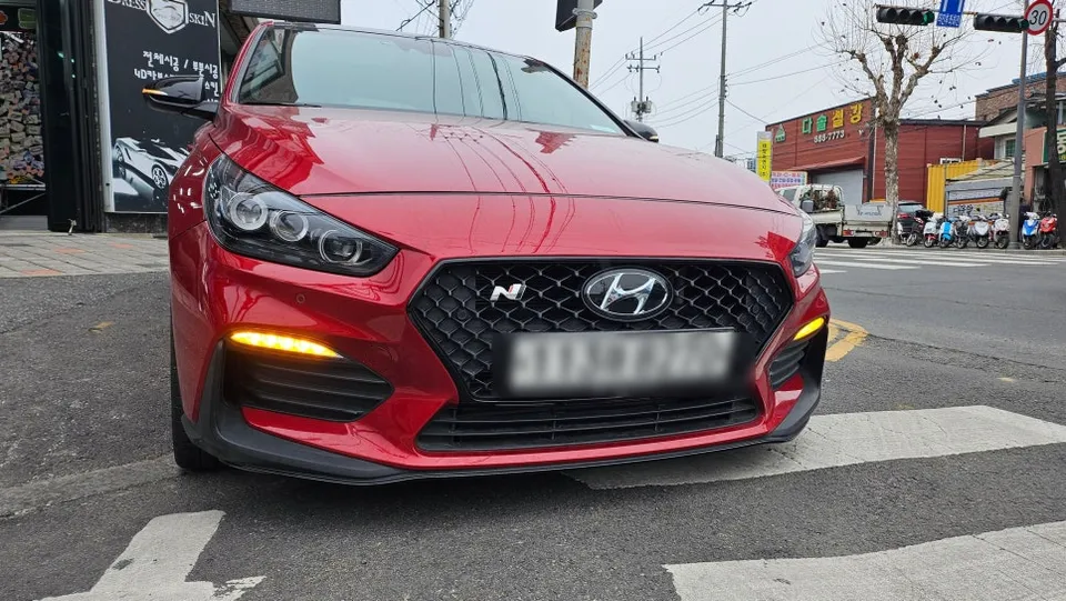 Hyundai i30のカーラッピング事例｜クロームパーツのブラックアウト 施工写真 1-1