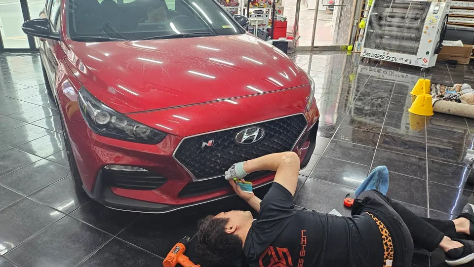 Hyundai i30のカーラッピング事例｜クロームパーツのブラックアウト 施工写真 2-1