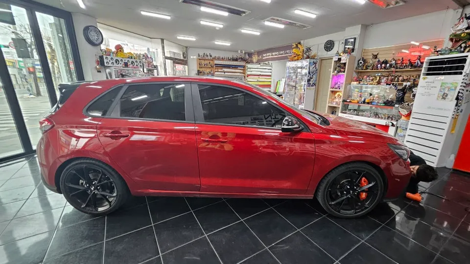 Hyundai i30のカーラッピング事例｜クロームパーツのブラックアウト 施工写真 3-1