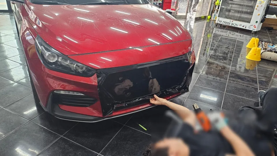 Hyundai i30のカーラッピング事例｜クロームパーツのブラックアウト 施工写真 1-2