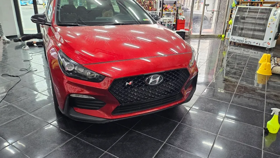 Hyundai i30のカーラッピング事例｜クロームパーツのブラックアウト 写真