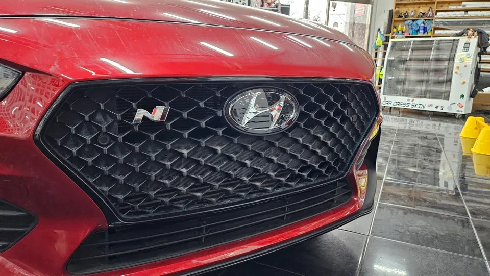 Hyundai i30のカーラッピング事例｜クロームパーツのブラックアウト 施工写真 2-2