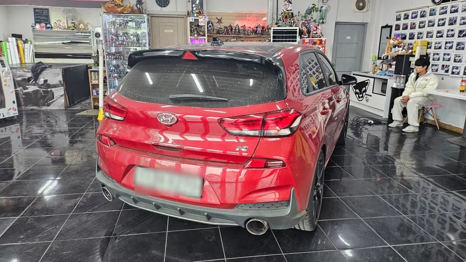 Hyundai i30のカーラッピング事例｜クロームパーツのブラックアウト 施工写真 1-3