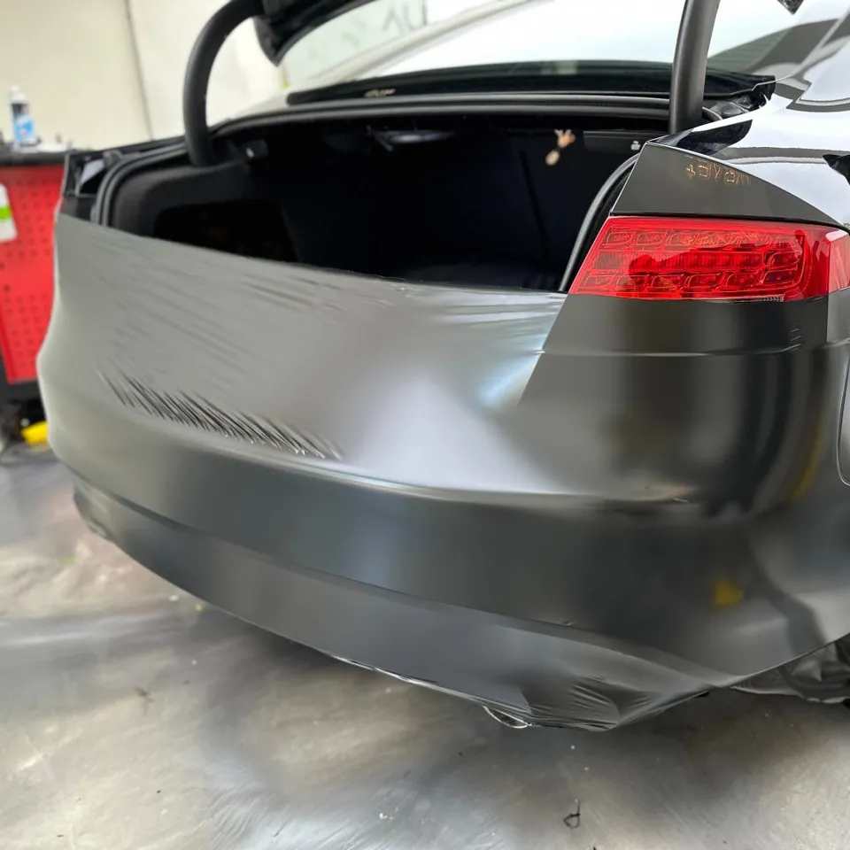 Audi RS5のカーラッピング事例|サテンブラックの高級感 施工写真 2-2