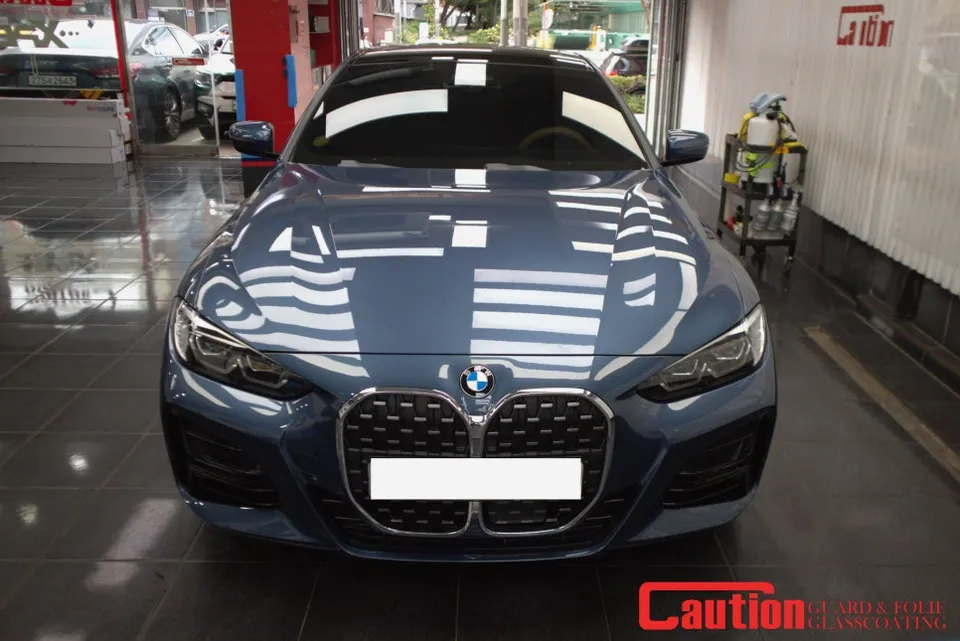 BMW 4 Seriesのカーラッピング事例|光沢ブラックのルーフ 施工写真 3-1