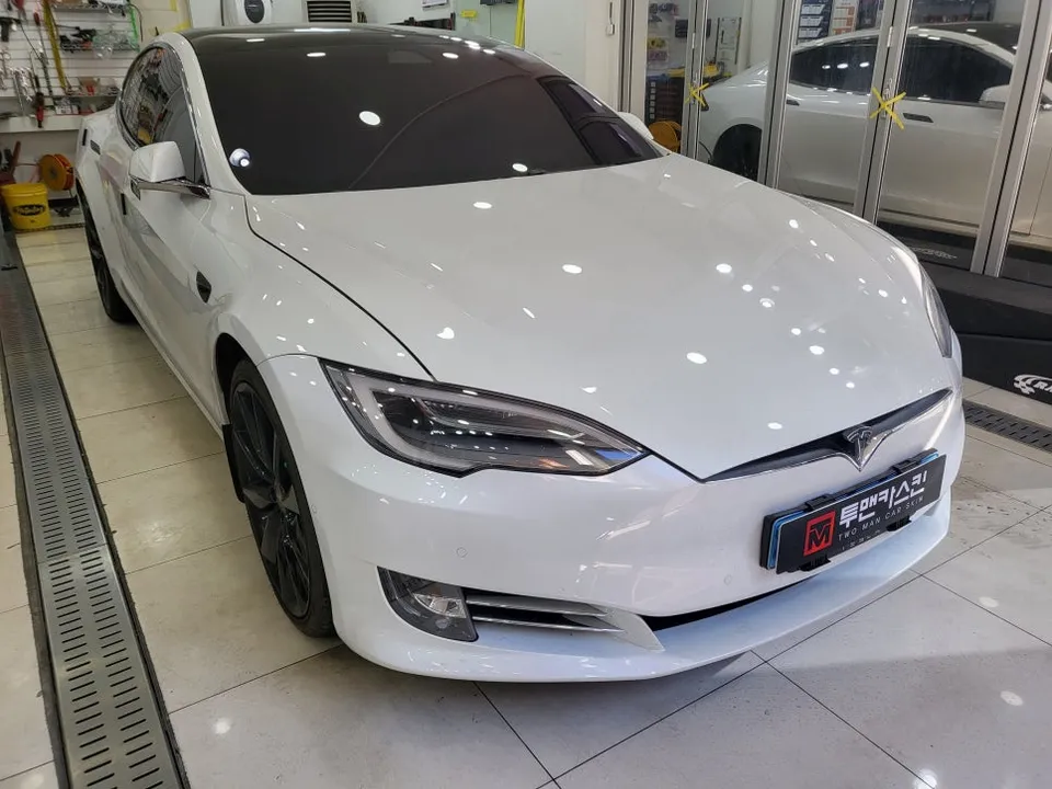 Tesla Model Sのカーラッピング事例:クロームパーツの変身 施工写真 1-1