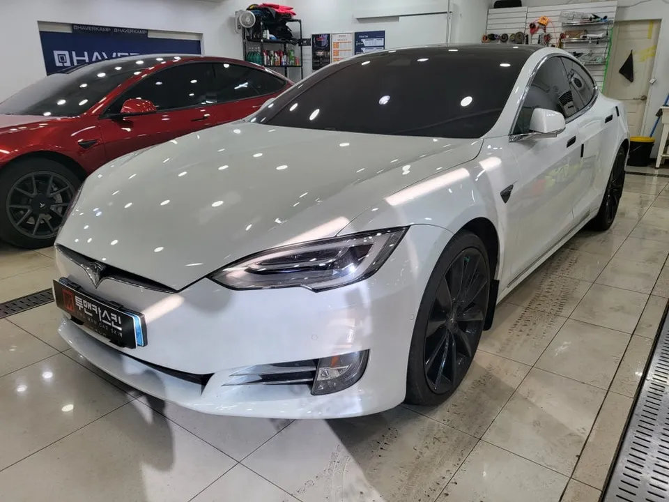 Tesla Model Sのカーラッピング事例:クロームパーツの変身 施工写真 2-1
