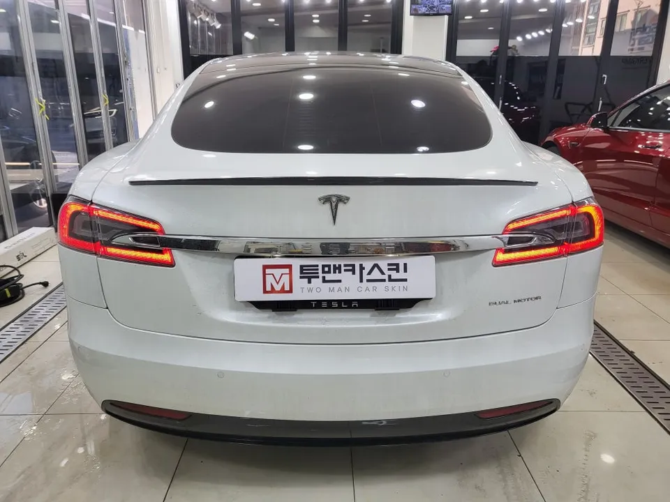Tesla Model Sのカーラッピング事例:クロームパーツの変身 施工写真 3-1