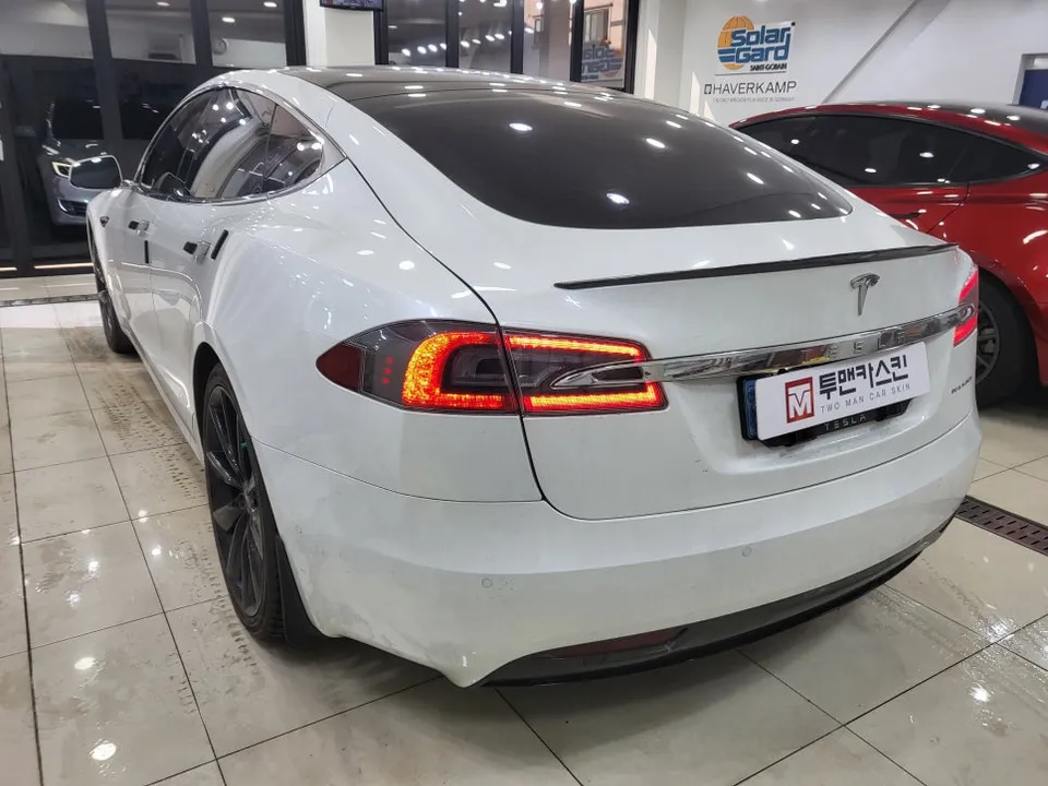 Tesla Model Sのカーラッピング事例:クロームパーツの変身 施工写真 1-2