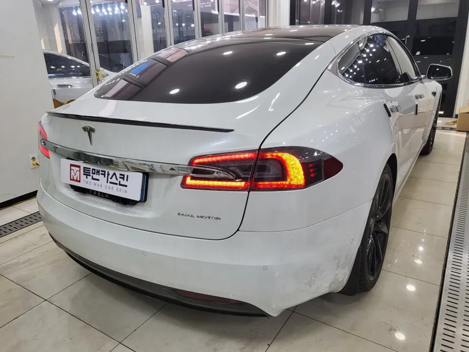 Tesla Model Sのカーラッピング事例:クロームパーツの変身 施工写真 2-2