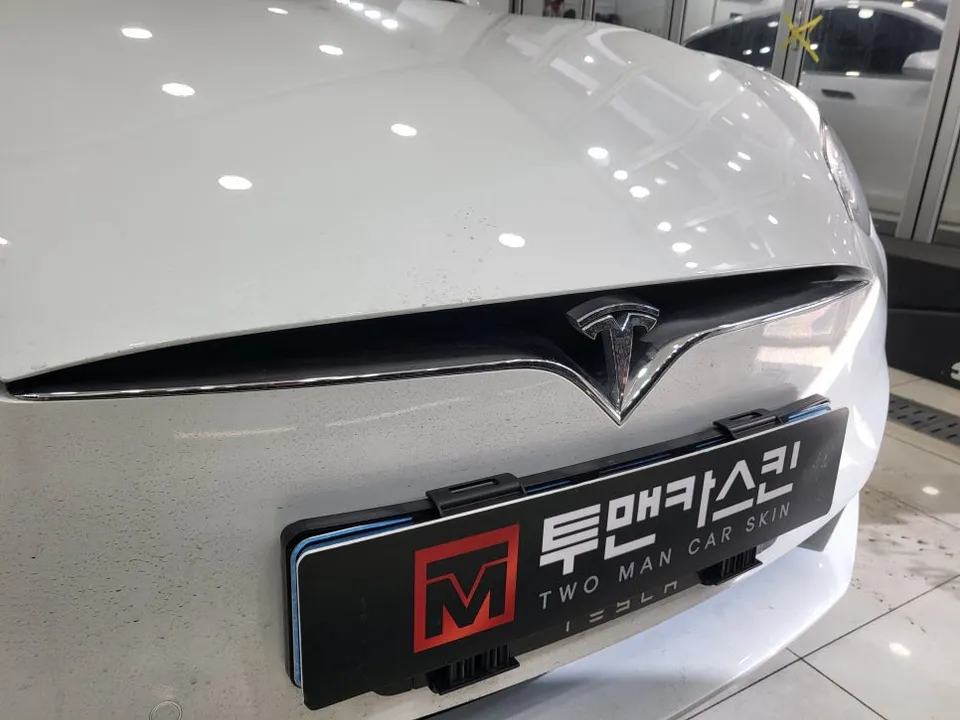 Tesla Model Sのカーラッピング事例:クロームパーツの変身 施工写真 1-3
