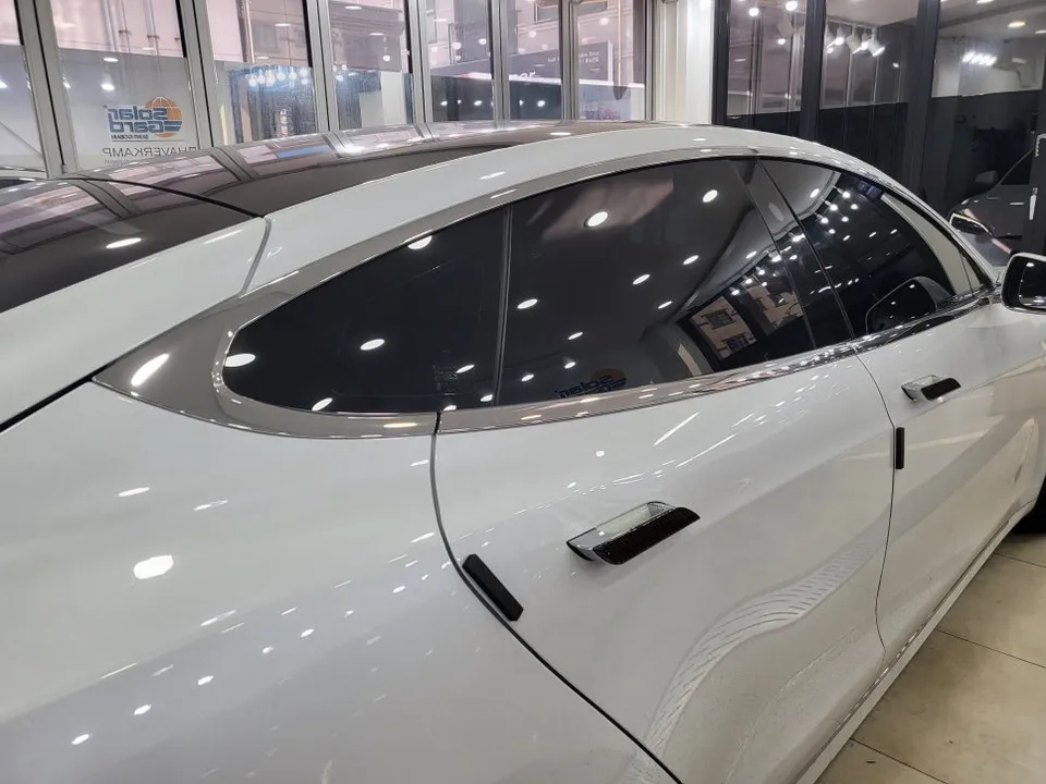 Tesla Model Sのカーラッピング事例:クロームパーツの変身 施工写真 2-3