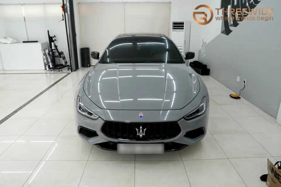 Maserati Ghibliのカーラッピング事例｜ナッソグレイとカーボン調 施工写真 2-1