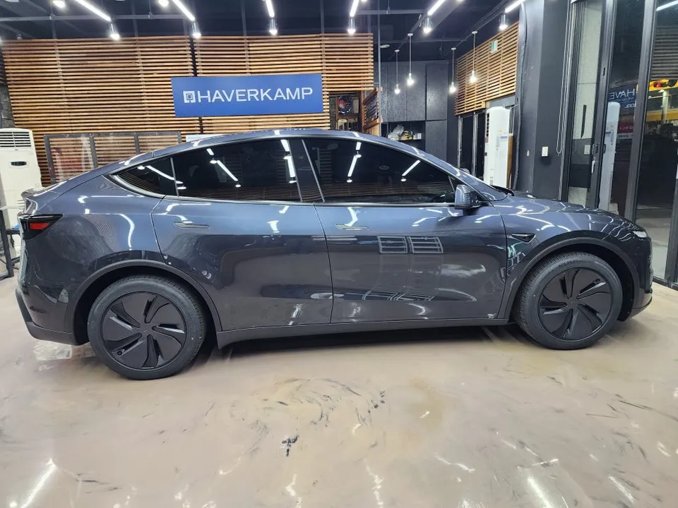 Tesla Juniperのカーフィルム施工事例 施工写真 4