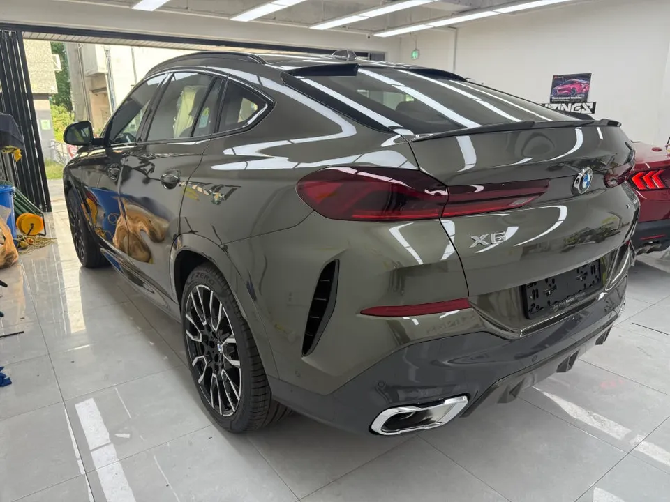 BMW X6のカーラッピング事例｜サテンブラックの高級感 施工写真 2-1