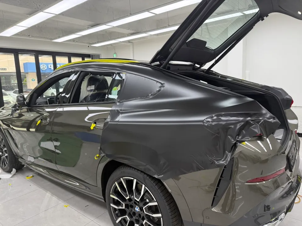 BMW X6のカーラッピング事例｜サテンブラックの高級感 施工写真 3-2