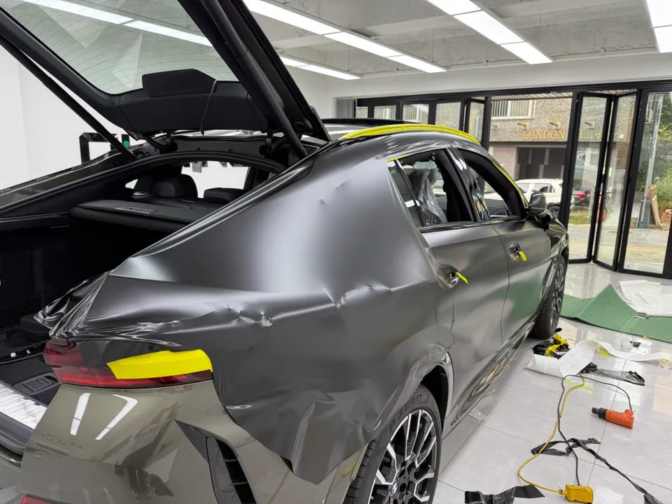 BMW X6のカーラッピング事例｜サテンブラックの高級感 施工写真 1-3