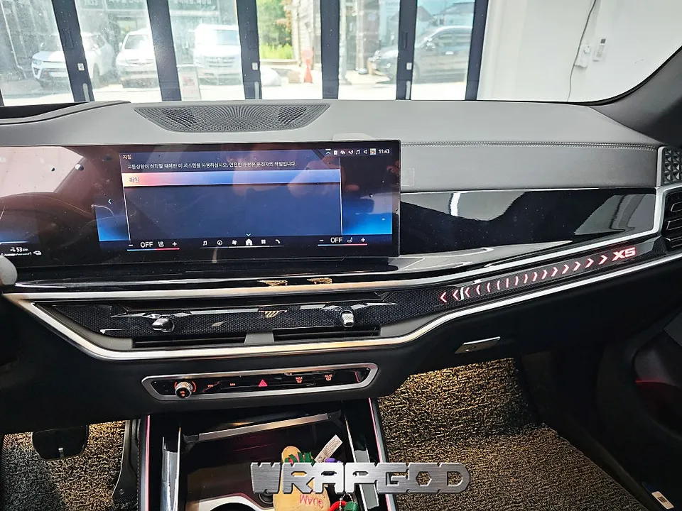 BMW X5 G05のカーラッピング事例｜スポーティな室内へ 施工写真 3-1
