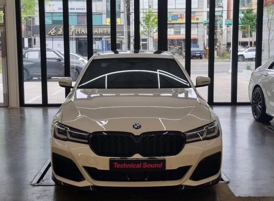 BMW 5 Series G30 ambient lighting installation result