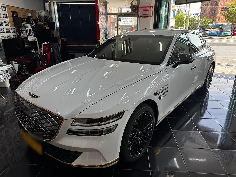 Genesis G80のカーラッピング事例|サテンダストゴールド 施工写真 2-1