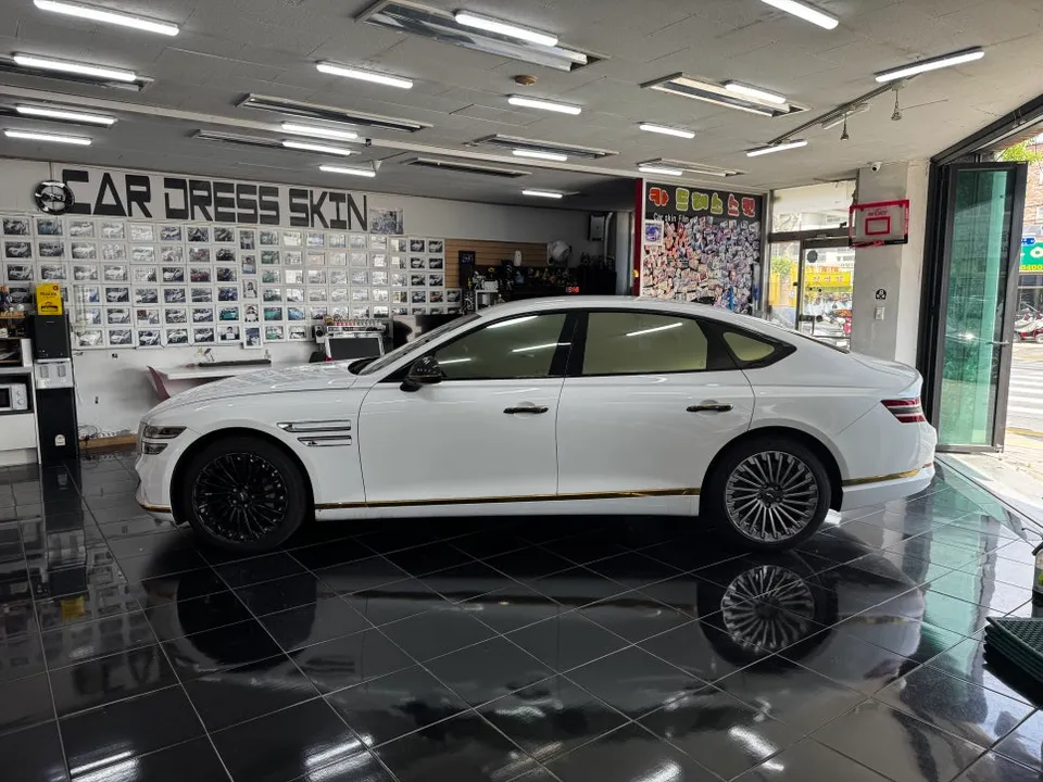 Genesis G80のカーラッピング事例|サテンダストゴールド 施工写真 2-2