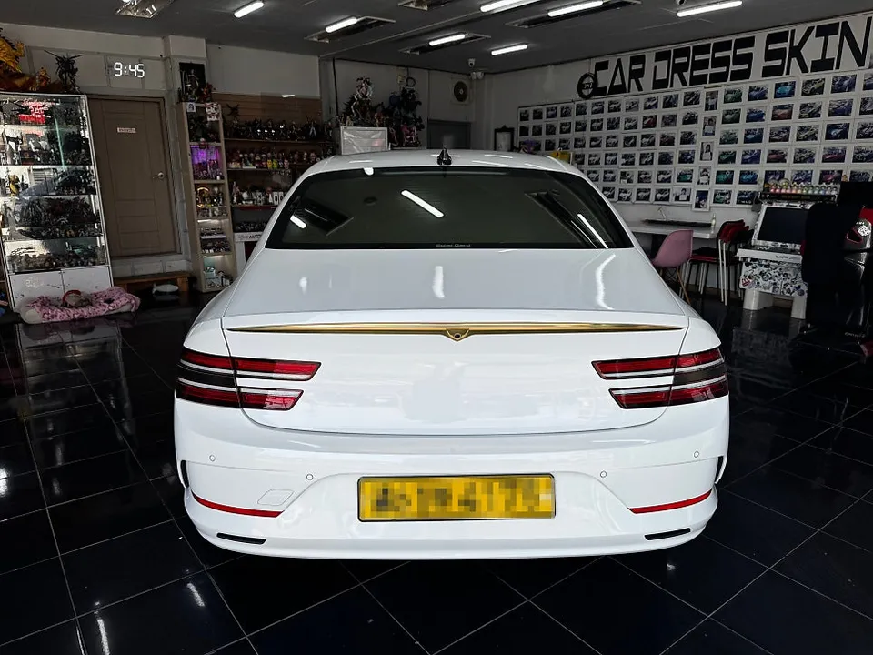 Genesis G80のカーラッピング事例|サテンダストゴールド 施工写真 3-2