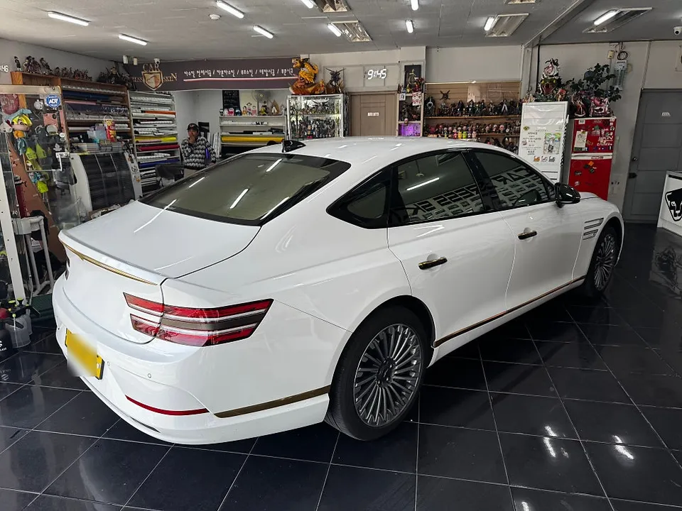 Genesis G80のカーラッピング事例|サテンダストゴールド 施工写真 1-3
