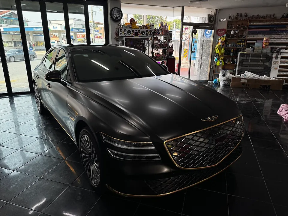 Genesis G80のカーラッピング事例|サテンダストゴールド 施工写真 2-3