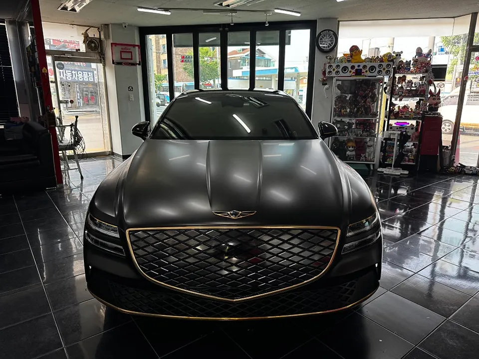Genesis G80のカーラッピング事例|サテンダストゴールド 施工写真 3-3