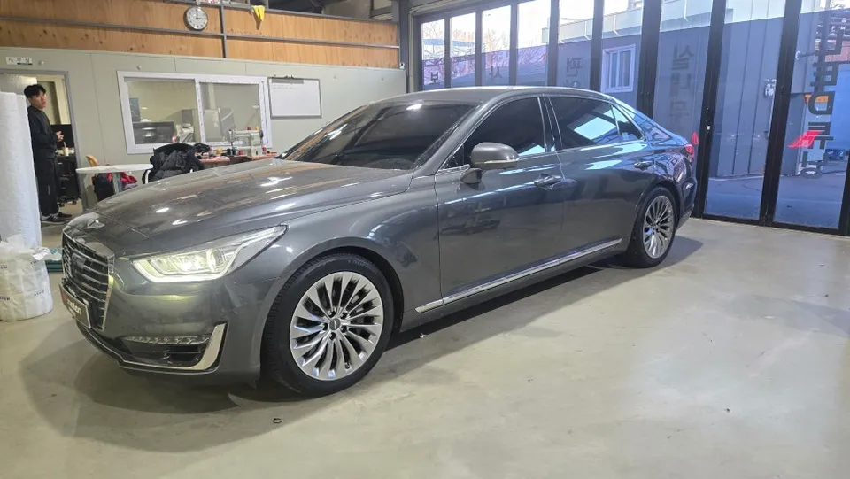 Genesis EQ900 ambient lighting installation result