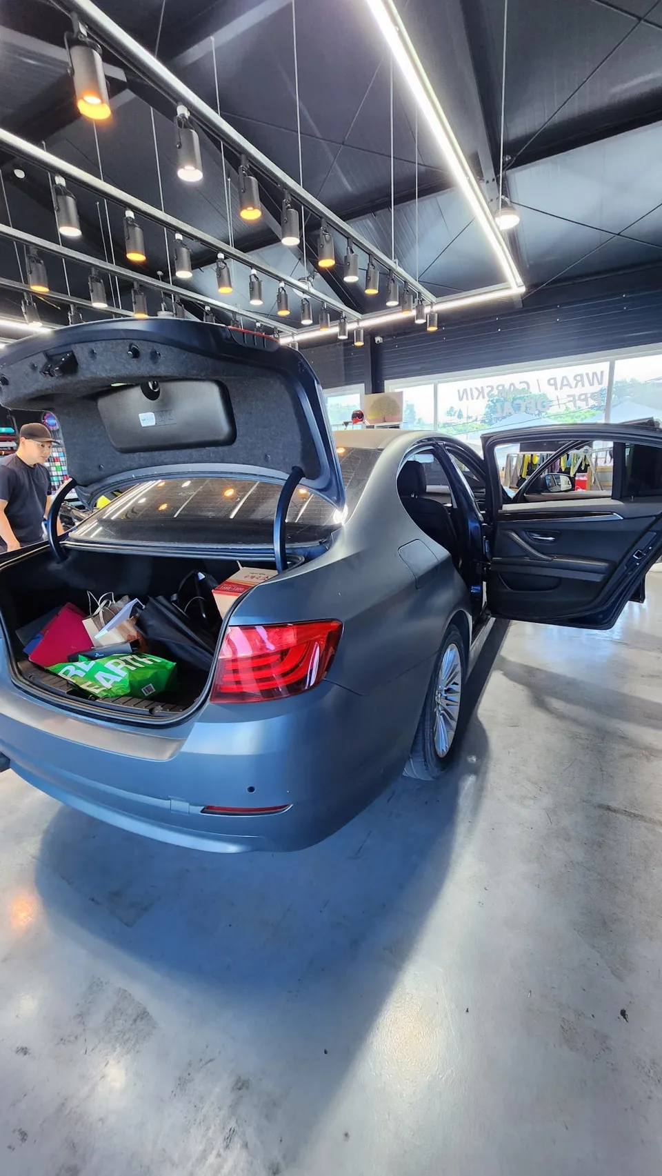 BMW 5 Seriesのカーラッピング事例｜ホワイトパールで新車のような輝き 施工写真 3-1