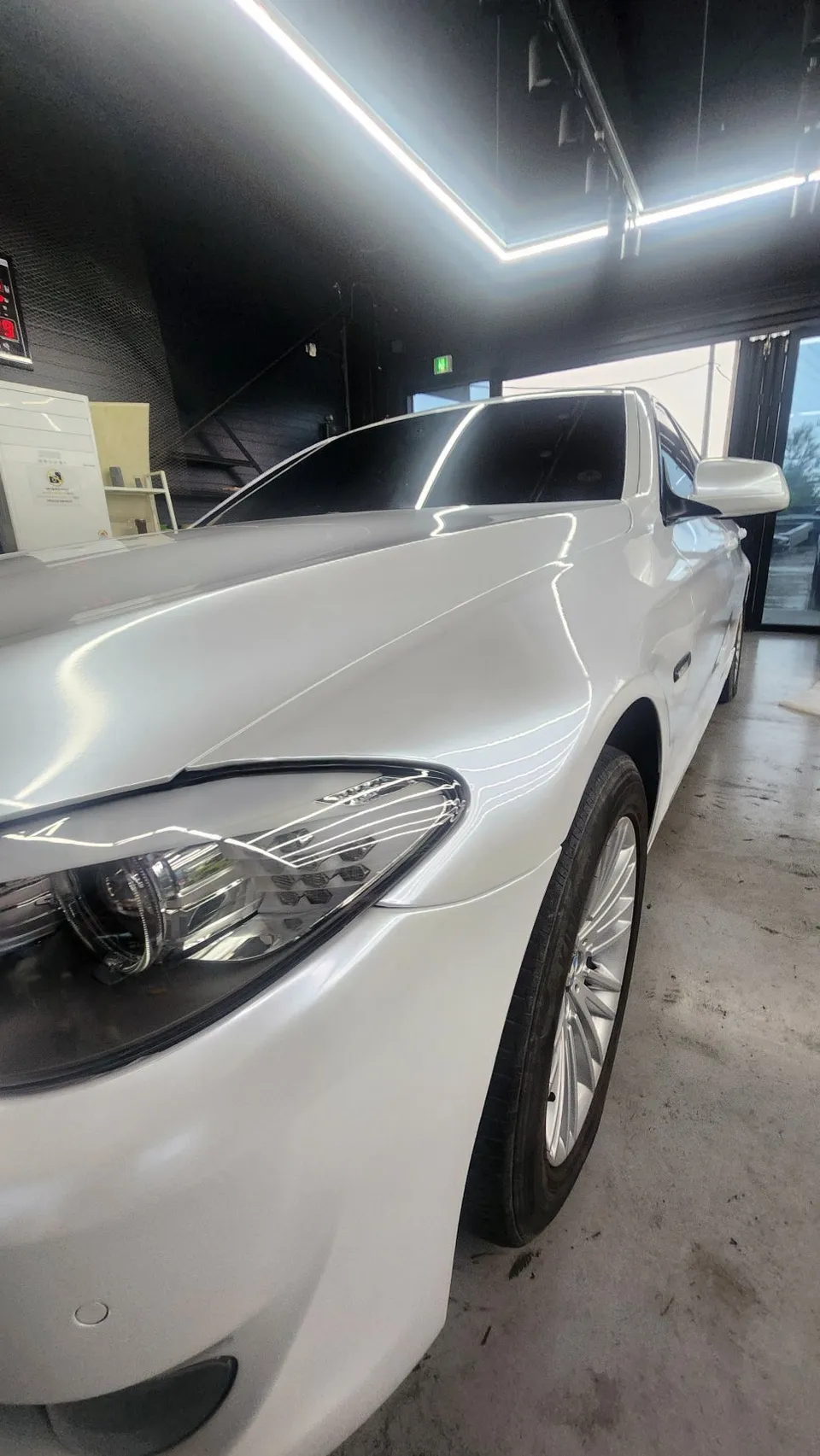 BMW 5 Seriesのカーラッピング事例｜ホワイトパールで新車のような輝き 施工写真 2-2