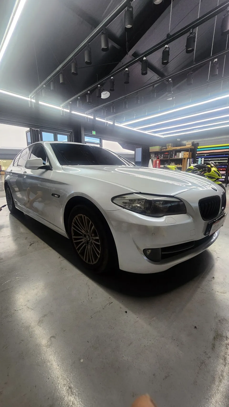 BMW 5 Seriesのカーラッピング事例｜ホワイトパールで新車のような輝き 施工写真 3-2