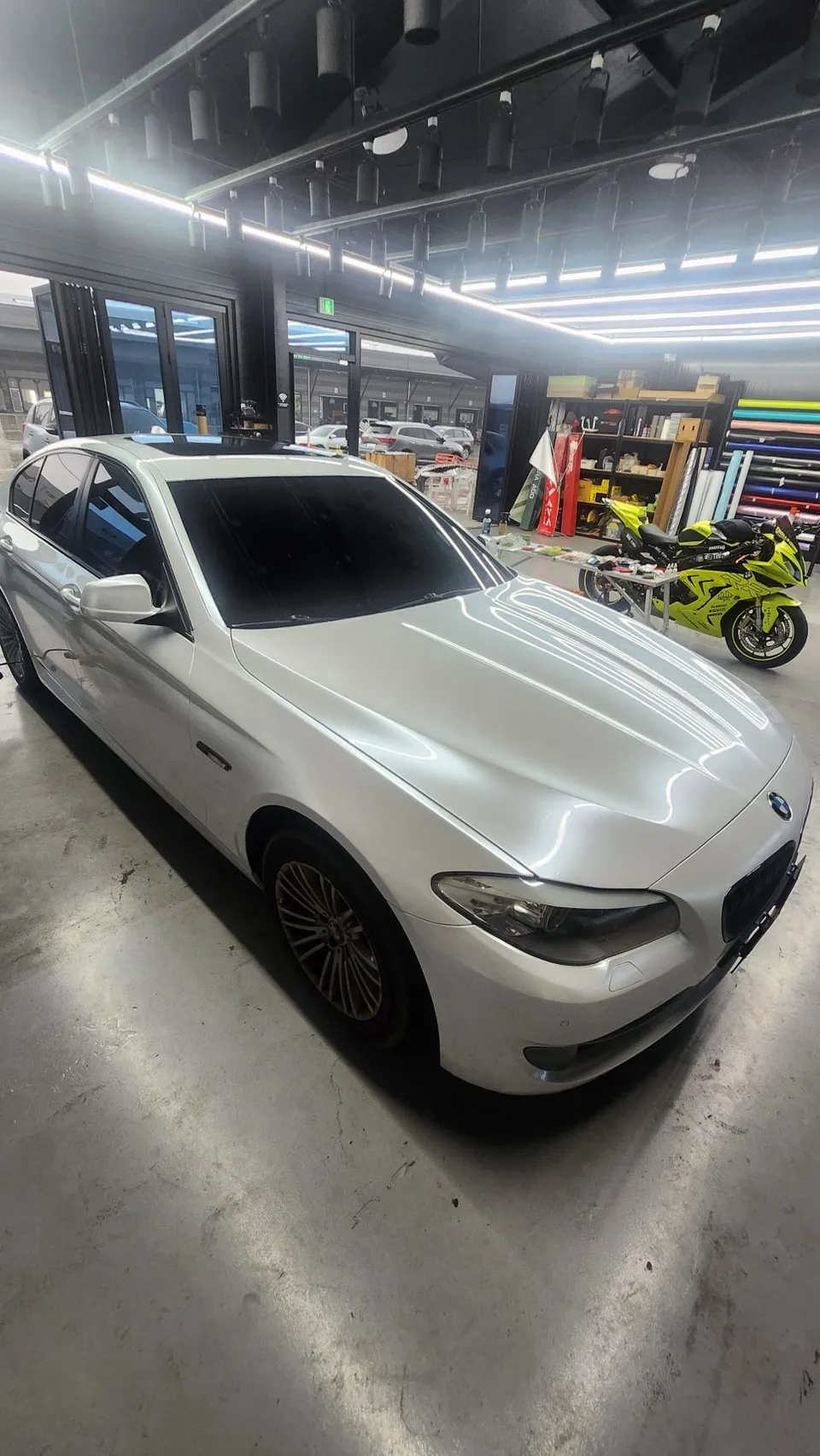 BMW 5 Seriesのカーラッピング事例｜ホワイトパールで新車のような輝き 施工写真 2-3