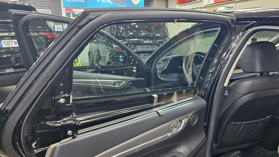 Hyundai Azeraのカーフィルム施工事例 施工写真 4-2
