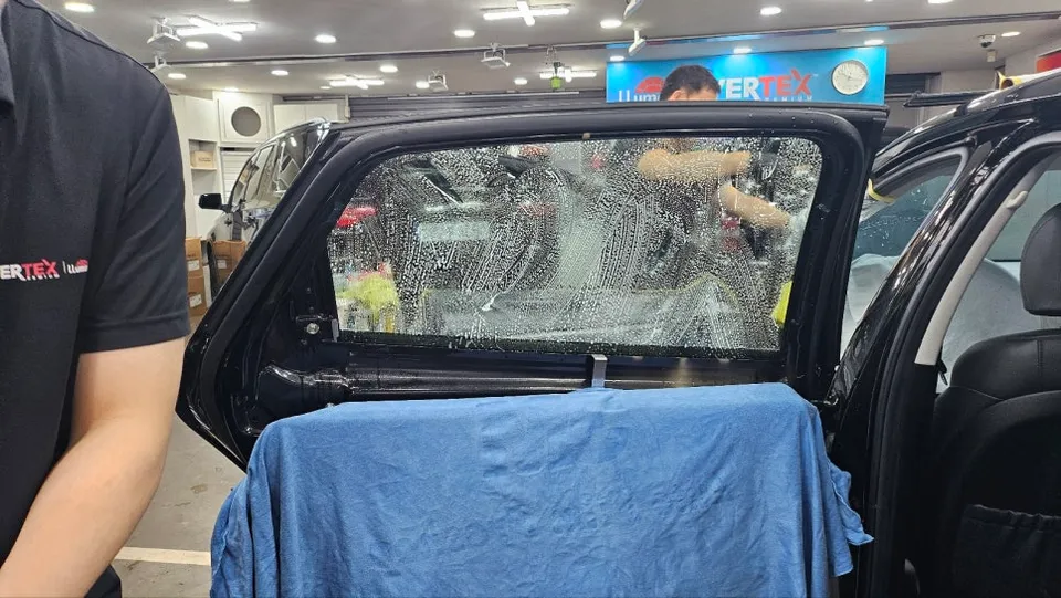 Hyundai Azeraのカーフィルム施工事例 施工写真 1-3