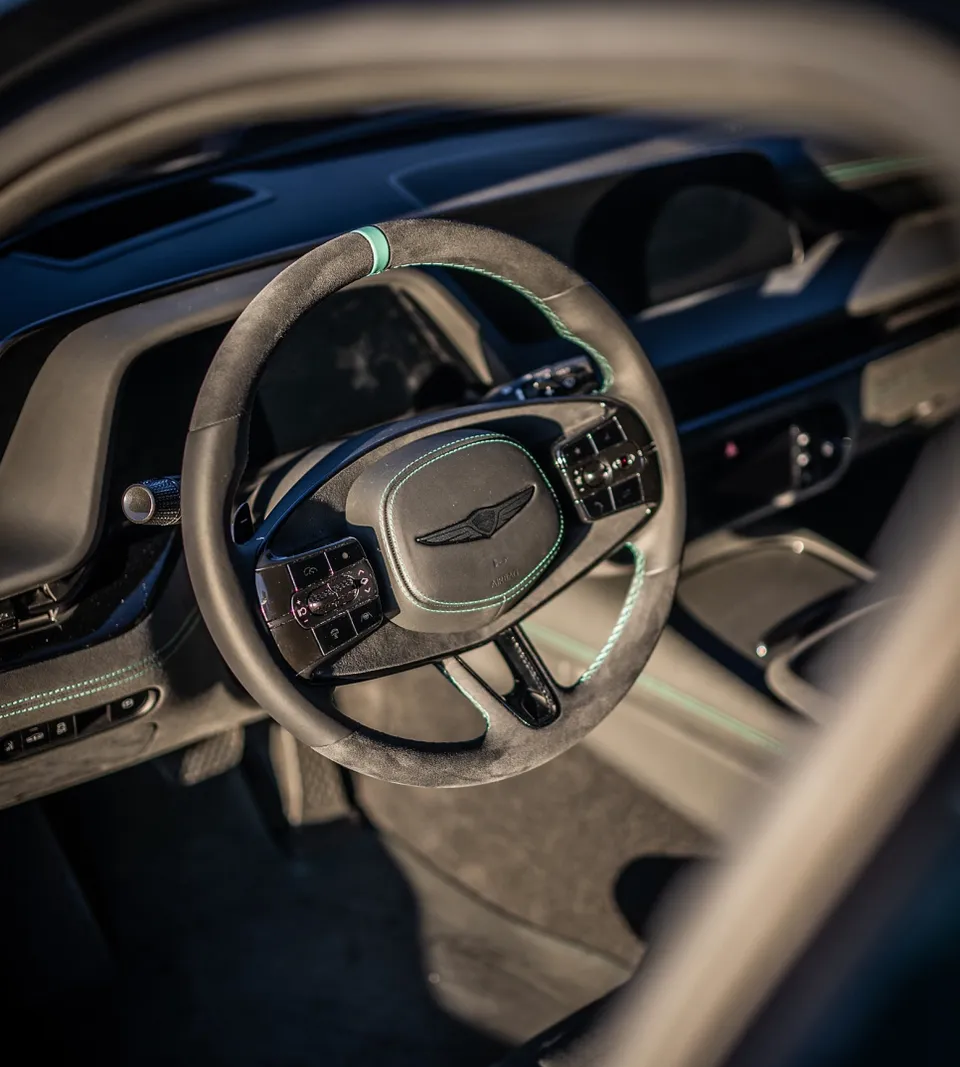 Genesis G90 カーラッピング事例|費用目安・仕上がり 施工写真 1-2