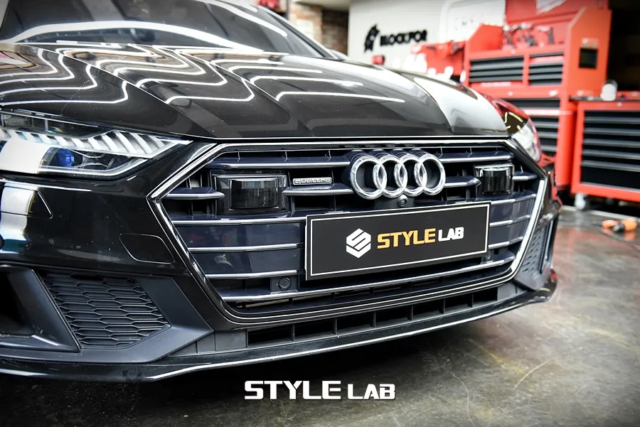 Audi A7のカーラッピング事例|クローム除去で精悍な印象に 施工写真 2-1